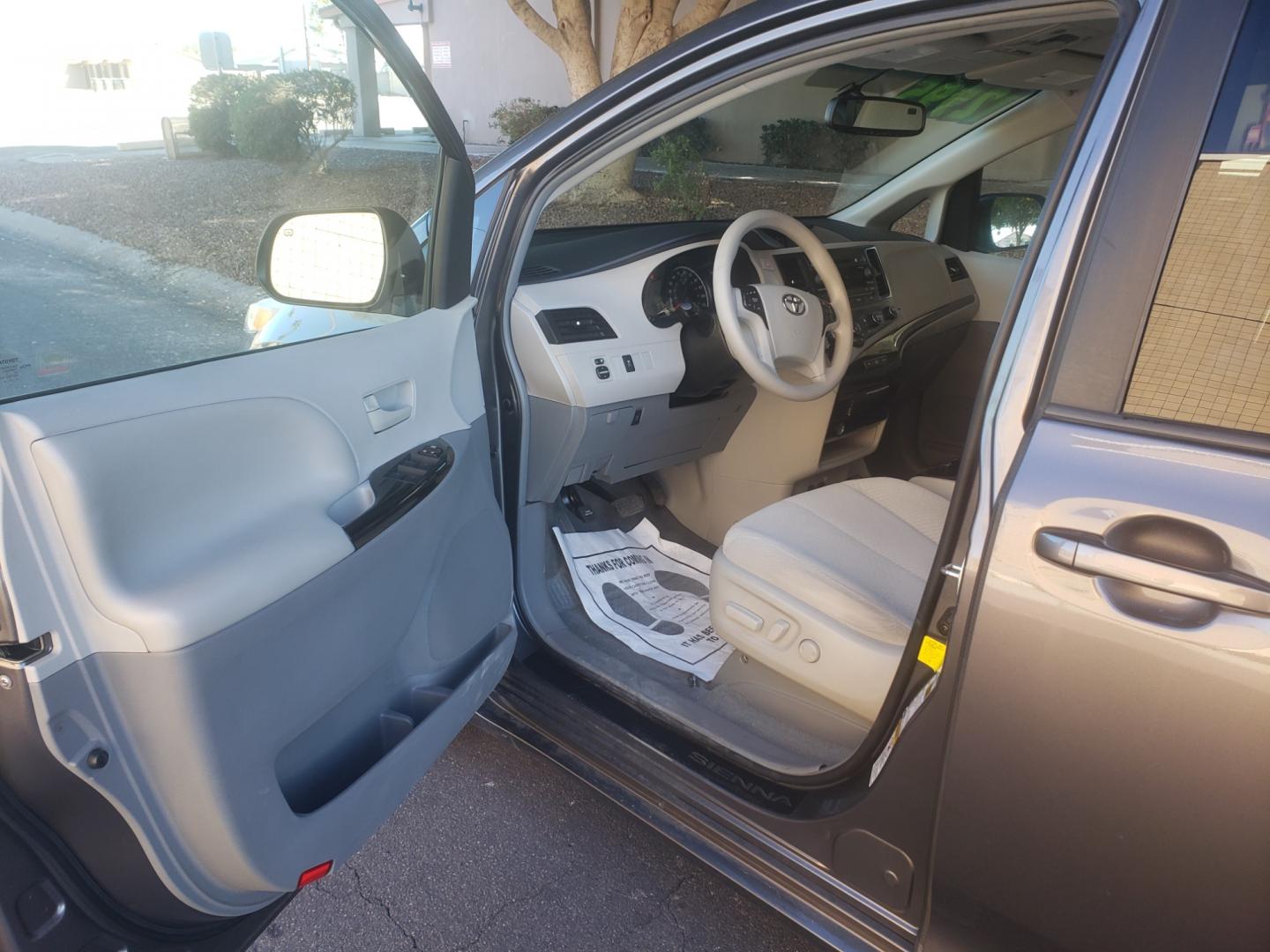 2012 /gray and lite gray Toyota Sienna le (5TDKK3DC2CS) with an 3.5L V6 DOHC 24V engine, 6-Speed Automatic Overdrive transmission, located at 323 E Dunlap Ave., Phoenix, AZ, 85020, (602) 331-9000, 33.567677, -112.069000 - Photo#8